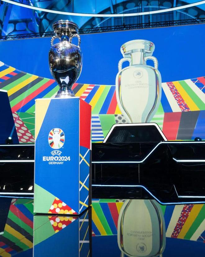 马卡晒海报嘲讽：2066年，白发梅西捧起FIFA最佳球员奖杯